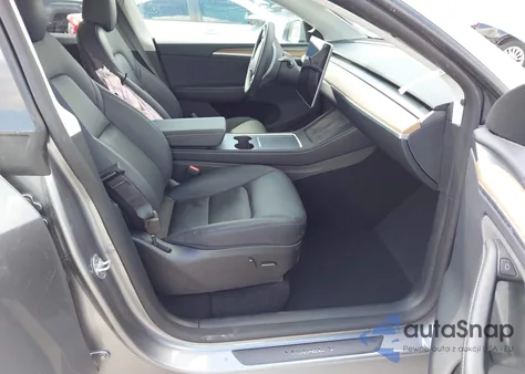 2024 Tesla Model Y Long Range Dual Motor All-Wheel Drive z USA, uszkodzony, nr VIN 7SAYGDEE7RA320490